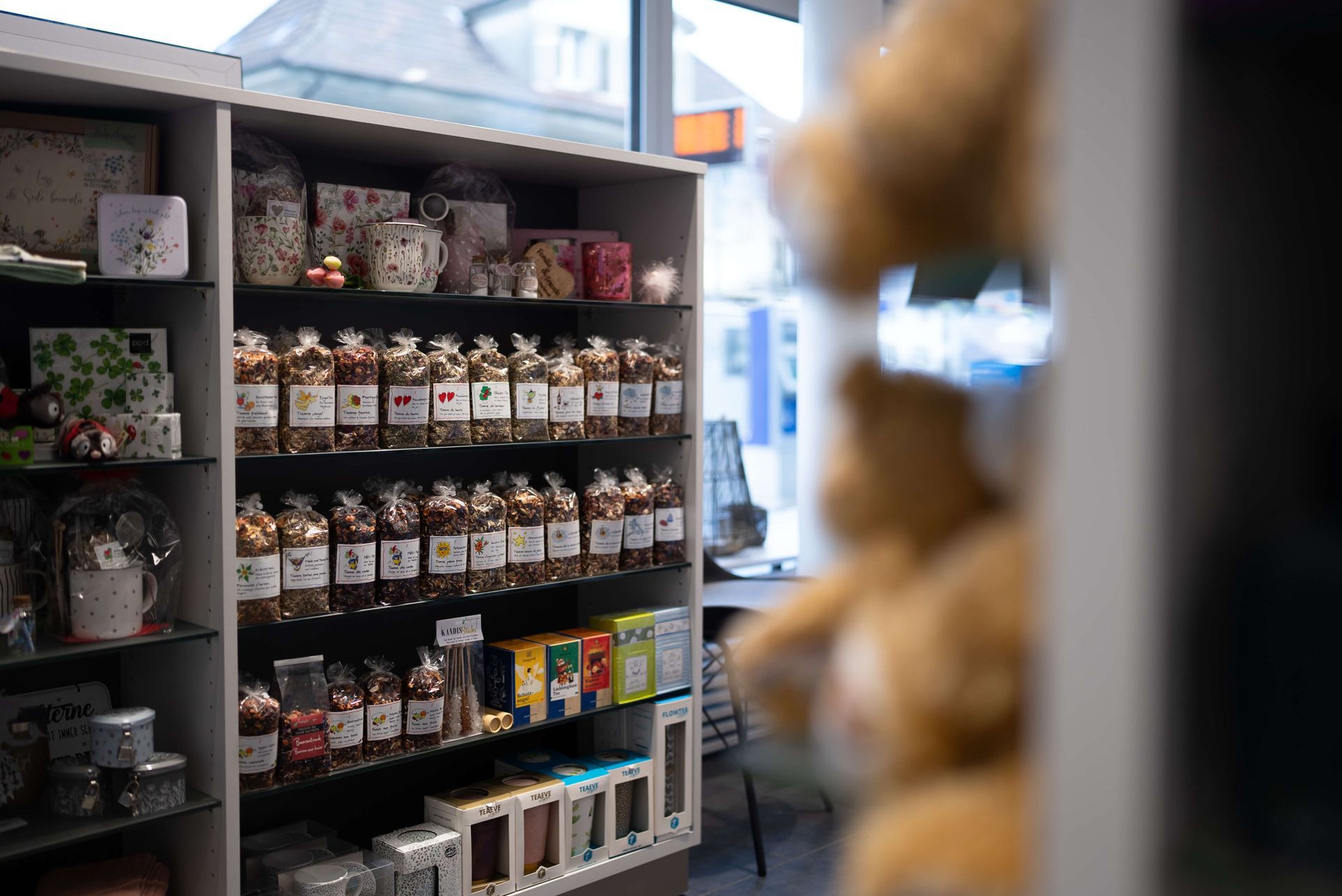 Die Apotheke-Drogerie Kurz ist nur knapp 7 Autominuten von Obergösgen entfernt. Sie können uns bequem mit dem Auto oder mit dem Bus erreichen. Parkplätze und eine Bushaltestelle befinden sich unmittelbar vor unserer Türe.