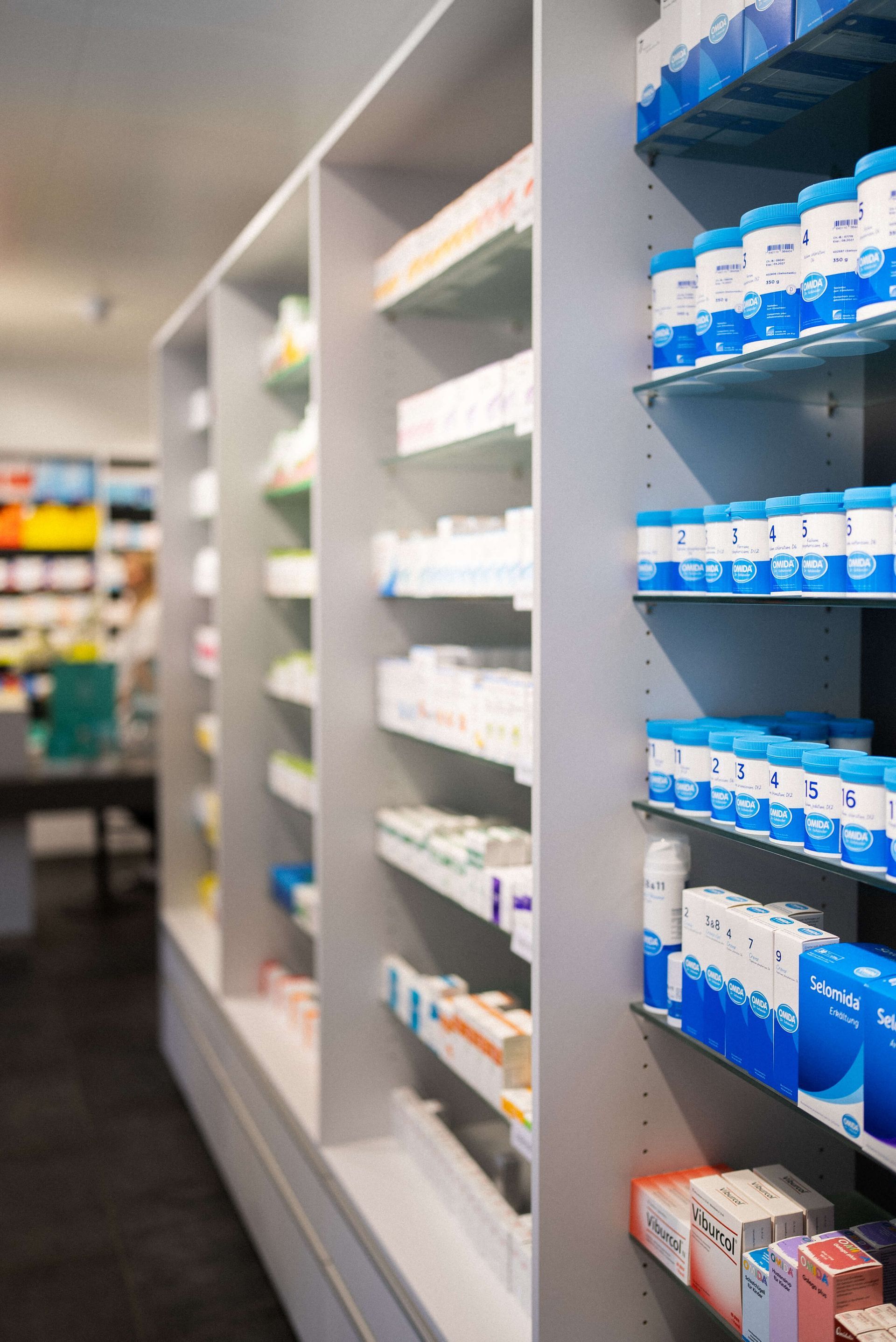 Die Apotheke-Drogerie Kurz ist nur knapp 12 Autominuten von Buckten entfernt. Sie können uns bequem mit dem Auto oder mit dem Bus erreichen. Parkplätze und eine Bushaltestelle befinden sich direkt vor unserer Türe.