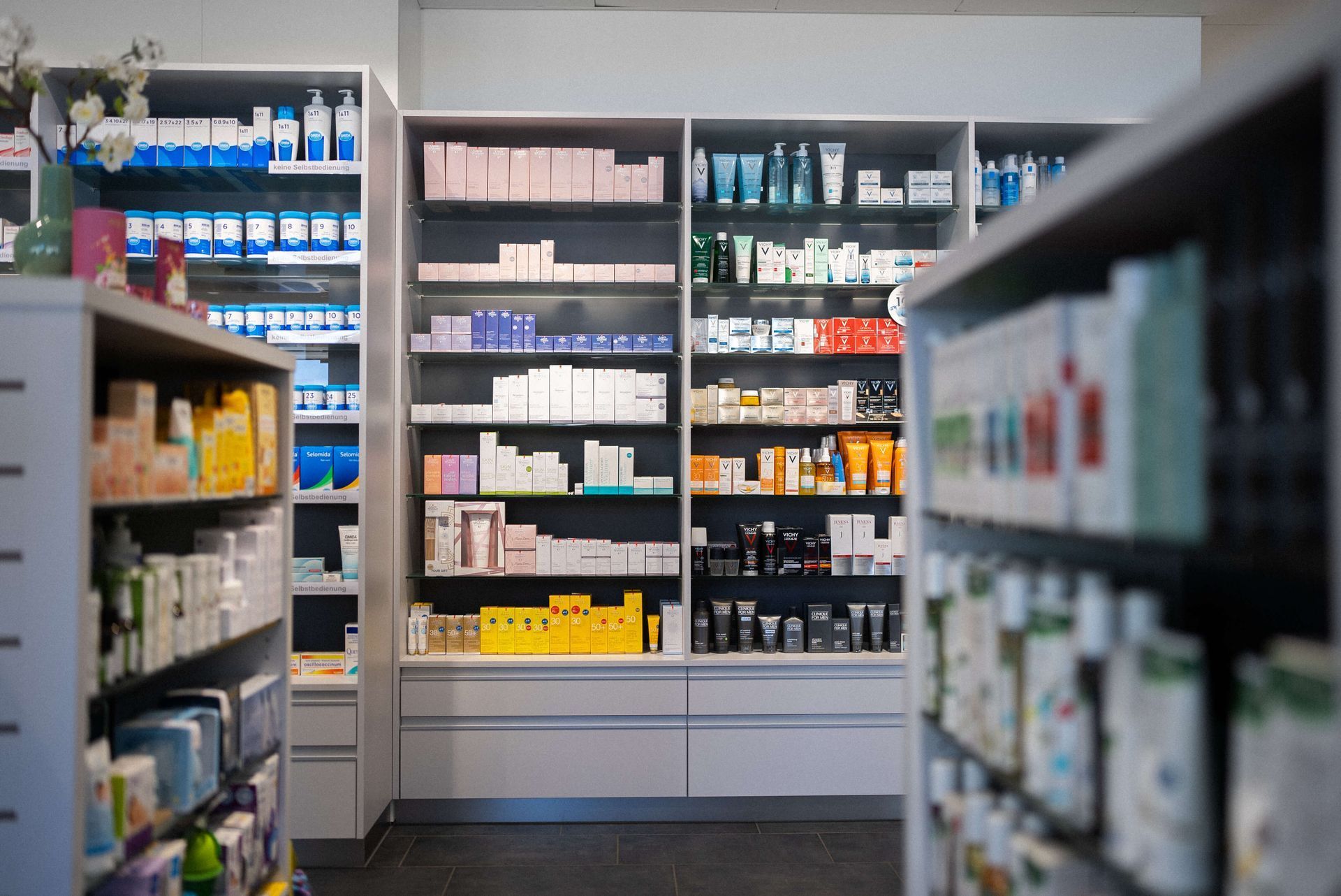 Die Apotheke-Drogerie Kurz ist nur knapp 16 Autominuten von Eptingen entfernt. Sie können uns bequem mit dem Auto oder mit dem Bus erreichen. Parkplätze und eine Bushaltestelle befinden sich direkt vor unserer Türe.