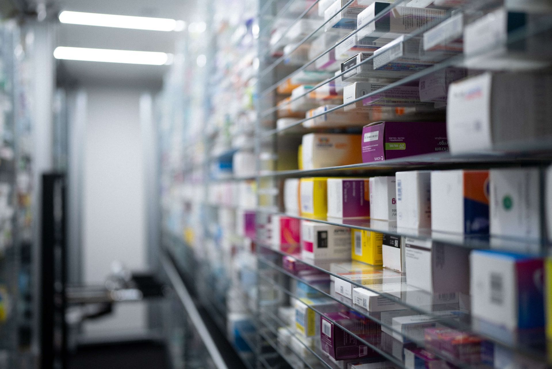 Die Apotheke-Drogerie Kurz ist nur knapp 16 Autominuten von Diegten entfernt. Sie können uns bequem mit dem Auto oder mit dem Bus erreichen. Parkplätze und eine Bushaltestelle befinden sich direkt vor unserer Türe.