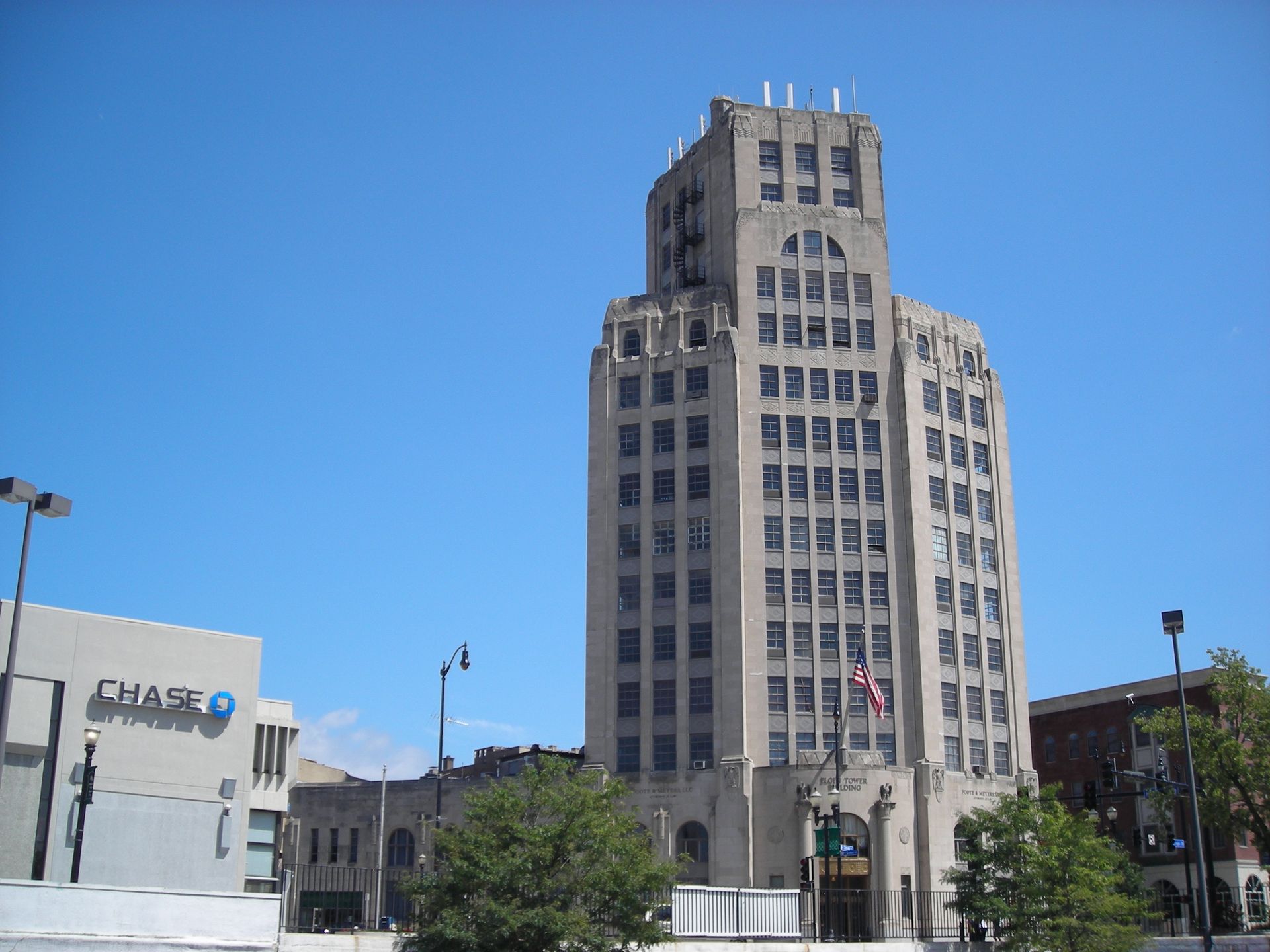 A tall building with a chase bank in the background