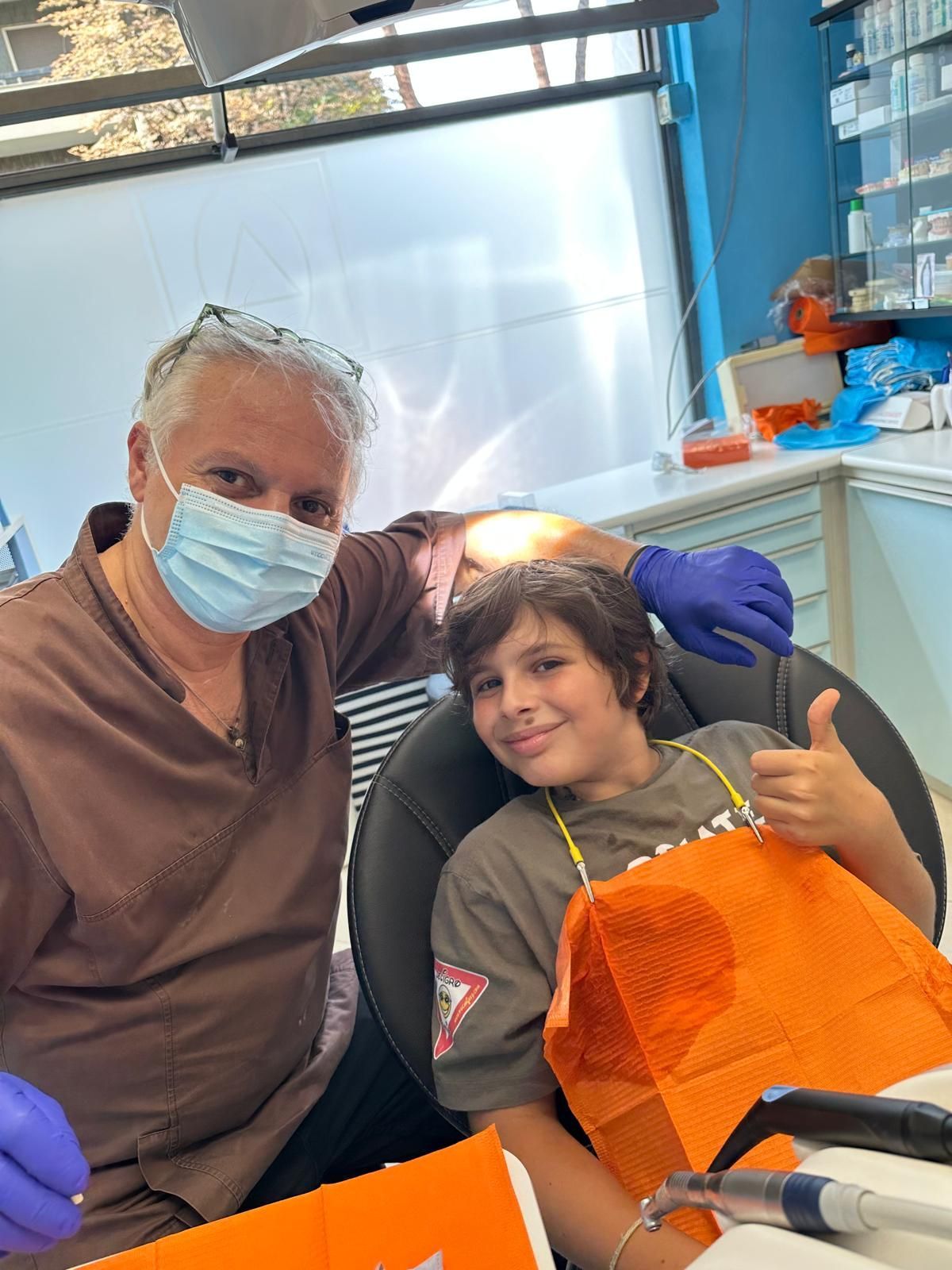 Un primo piano di un sorriso che mostra il contrasto tra i denti ingialliti a sinistra e quelli sbiancati a destra, prima e dopo.