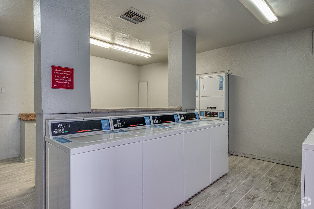 Desert Wind Apartments - Image 8