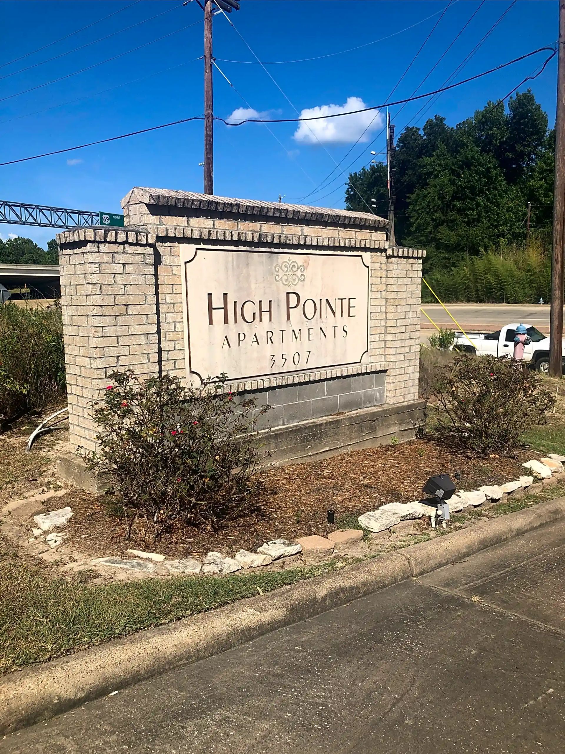 High Pointe Plaza Apartments - Image 2