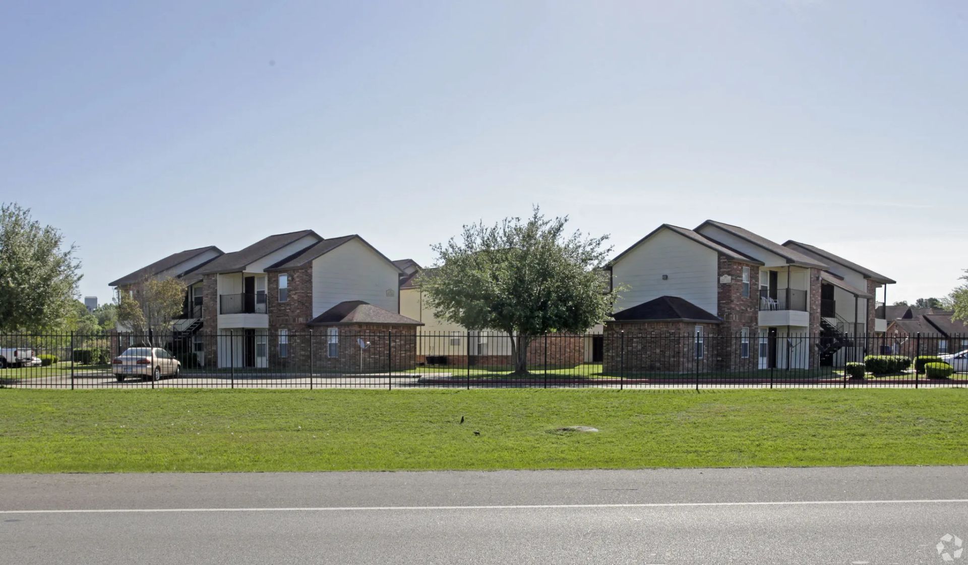 Waller Hillside Plaza - Image 1