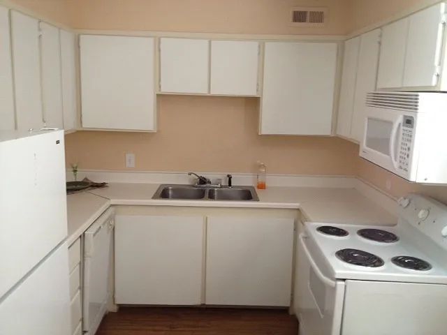 Candlewood Apartments - Image 5