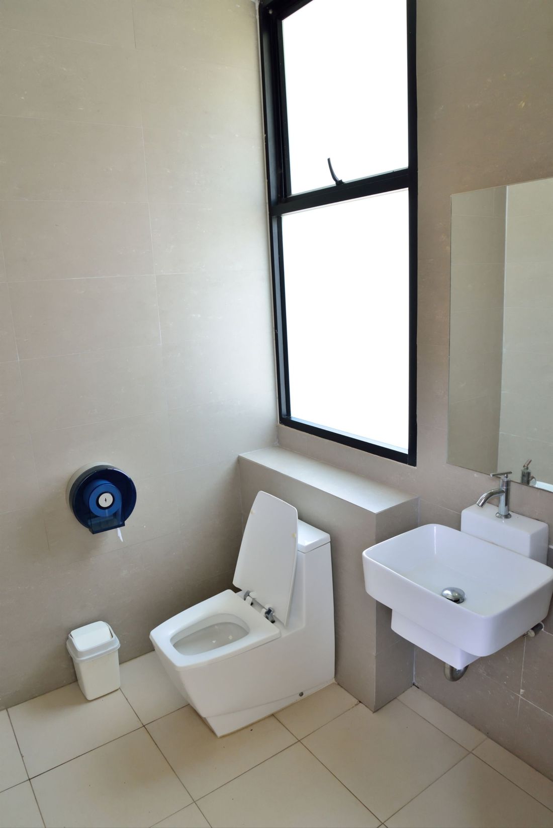 bagno dopo ristrutturazione e tinteggiatura pareti