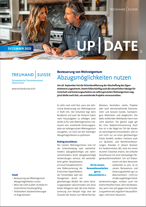 Eine Frau und ein Mann prüfen an einem Tisch Dokumente; das Bild dient als Kopfzeile für einen Newsletter über Steuerabzüge für Wohneigentum.