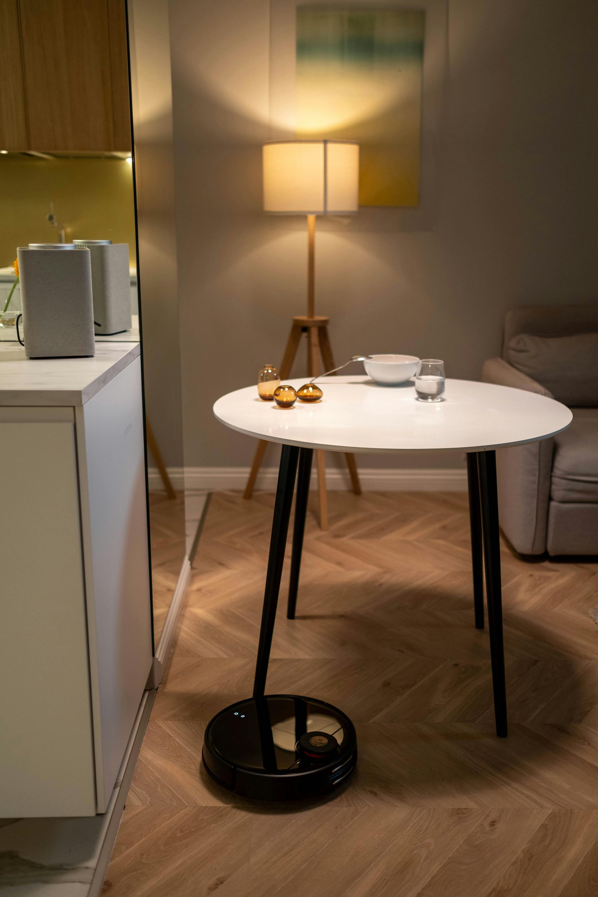 Um aspirador de pó robô está sobre uma mesa em uma sala de estar.
