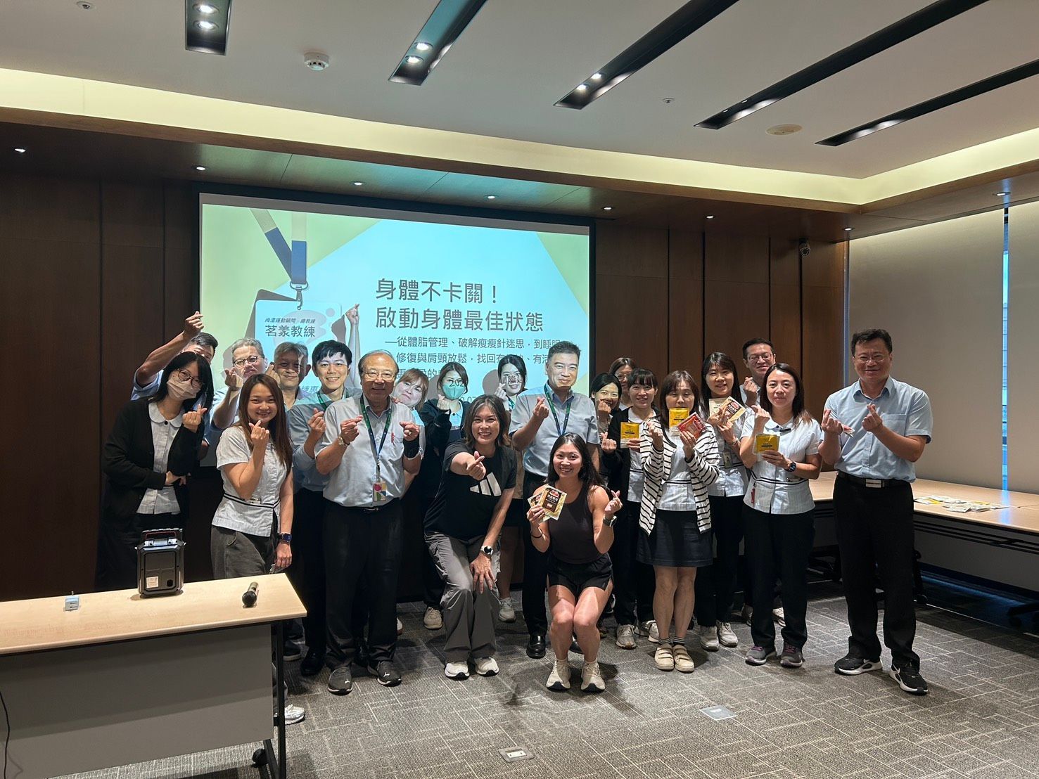 潤隆建設企業健康講座活動合照,講師與參與同仁於講座結束後合影