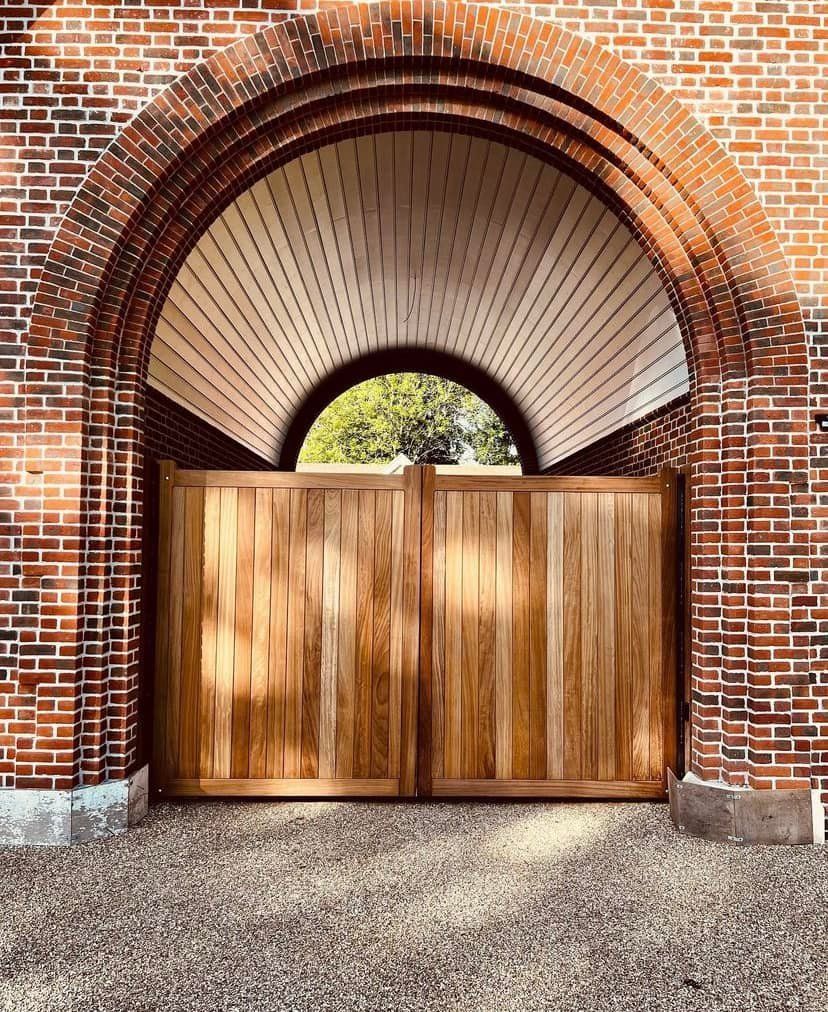 Hadleigh Gates 8