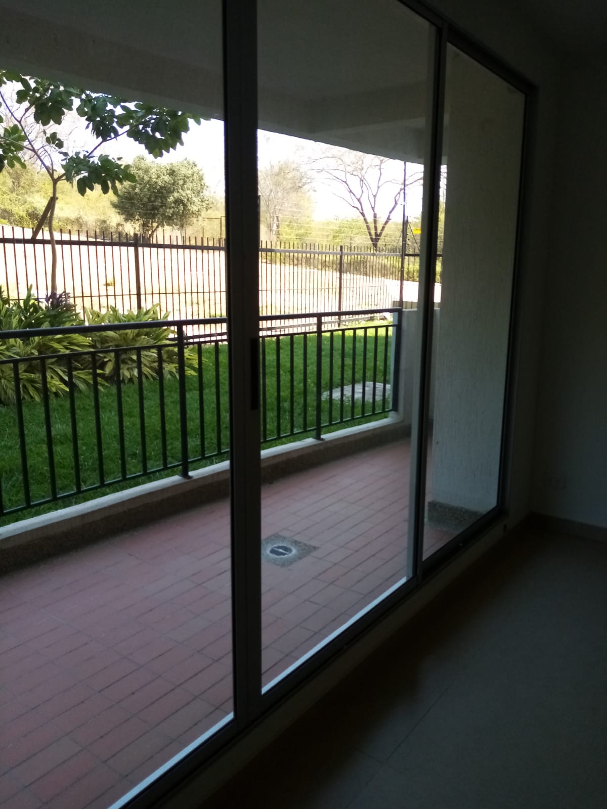 Una habitación con puertas corredizas de vidrio que conducen a un balcón