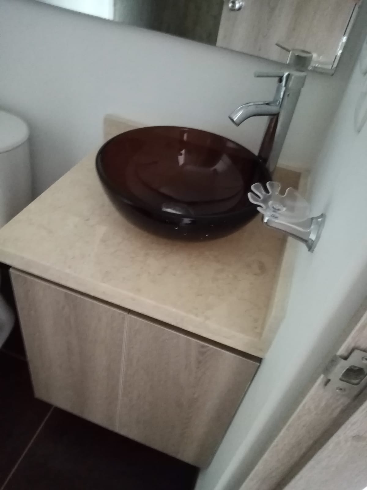 Un baño con lavabo, inodoro y espejo.