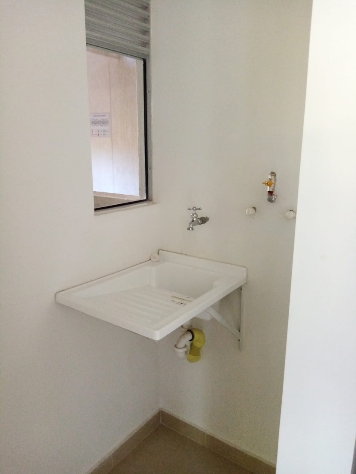 Un baño con lavabo y ventana