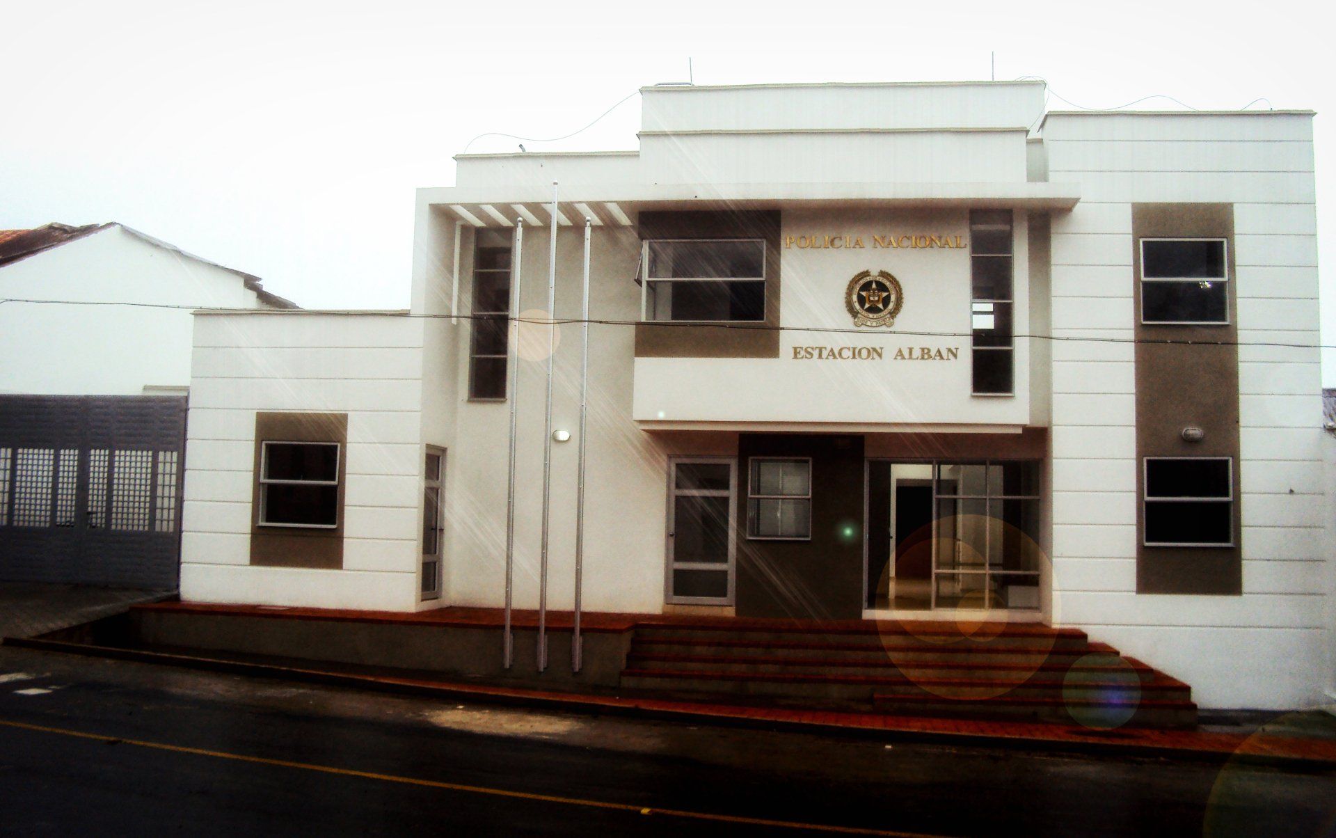 Un gran edificio blanco con la palabra secretaría
