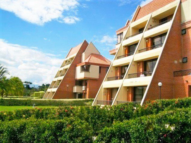 Un edificio en forma de pirámide con muchos balcones