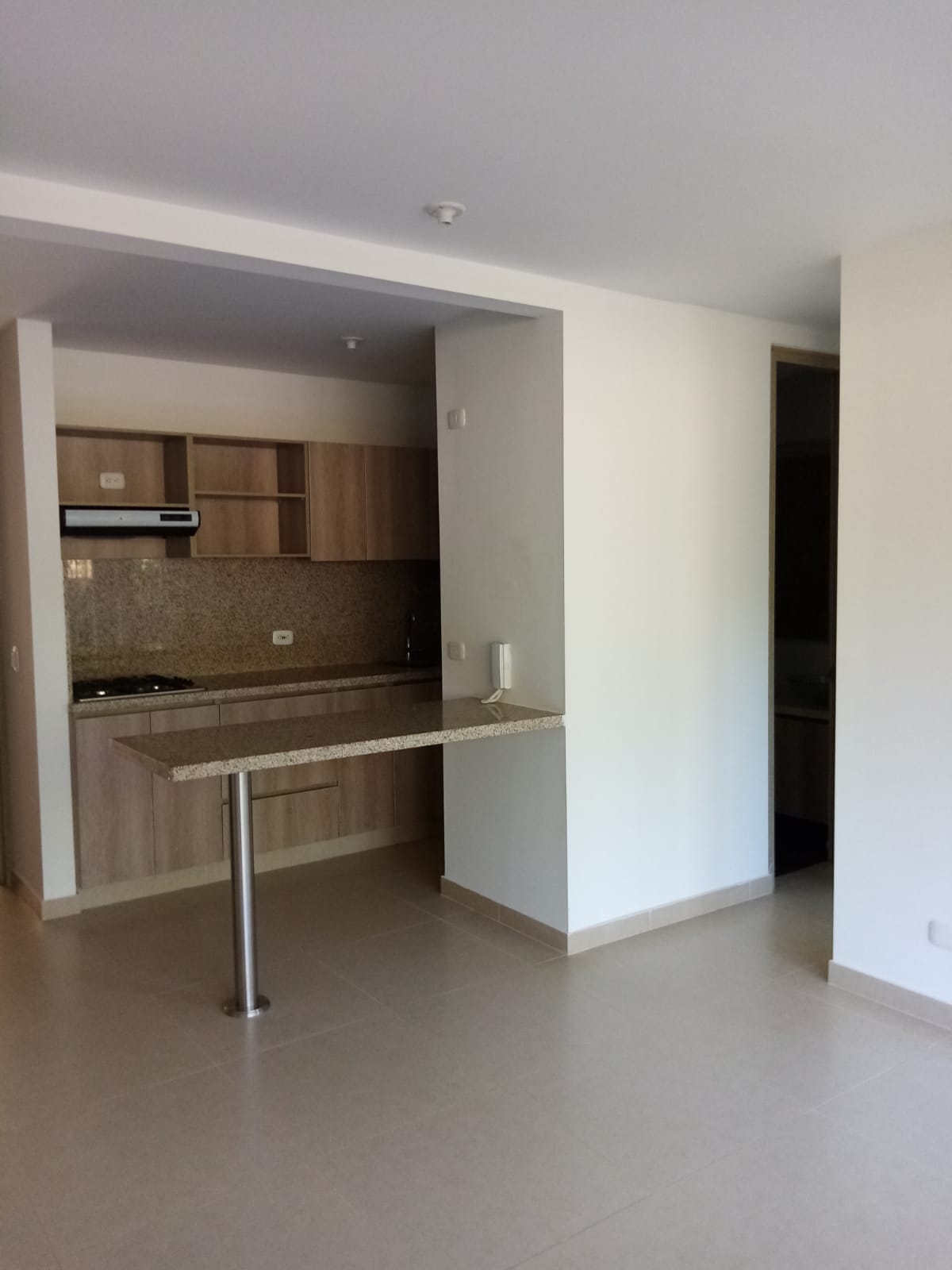 Una cocina con una mesa en el medio