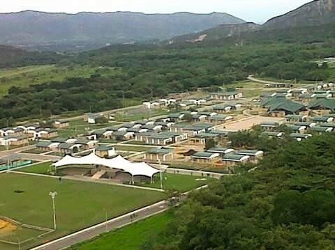Una vista aérea de un pueblo con montañas al fondo