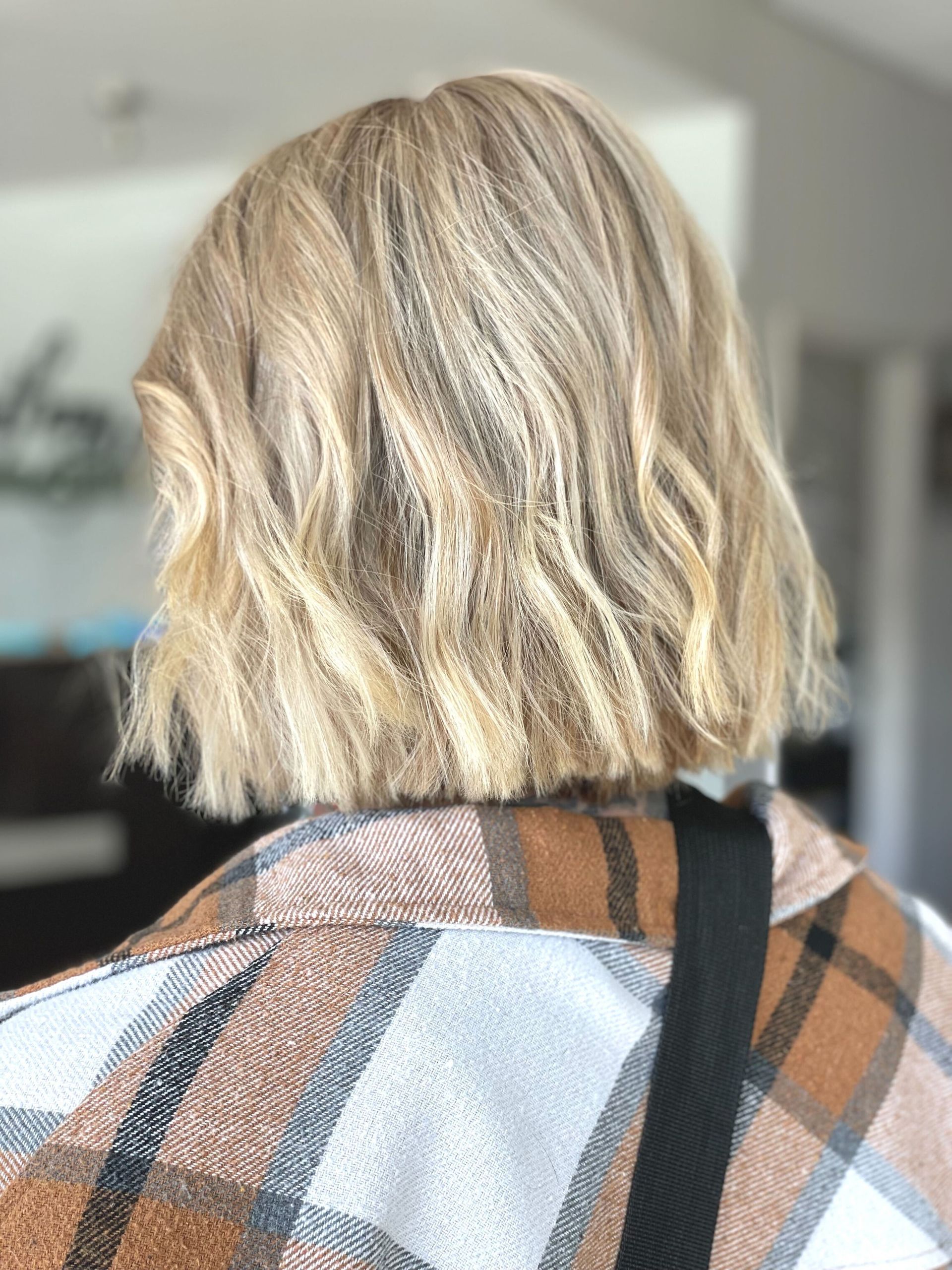 short wavy blond bob 