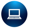 Persona que controla la frecuencia cardíaca en una pantalla de computadora dentro de un círculo azul.