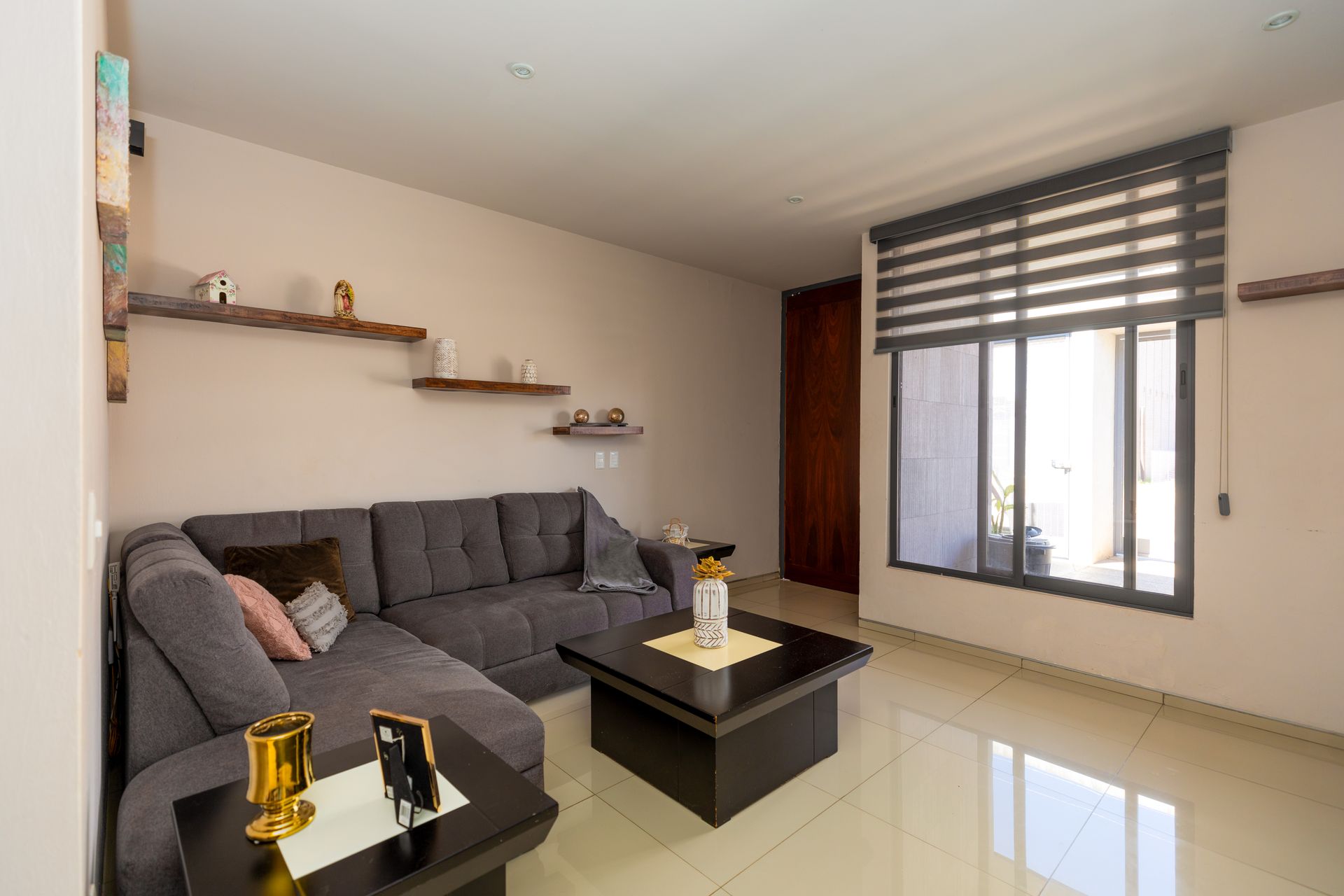 una sala de estar con un sofá y una mesa de café