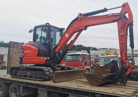 An excavator is sitting on top of a flatbed truck.