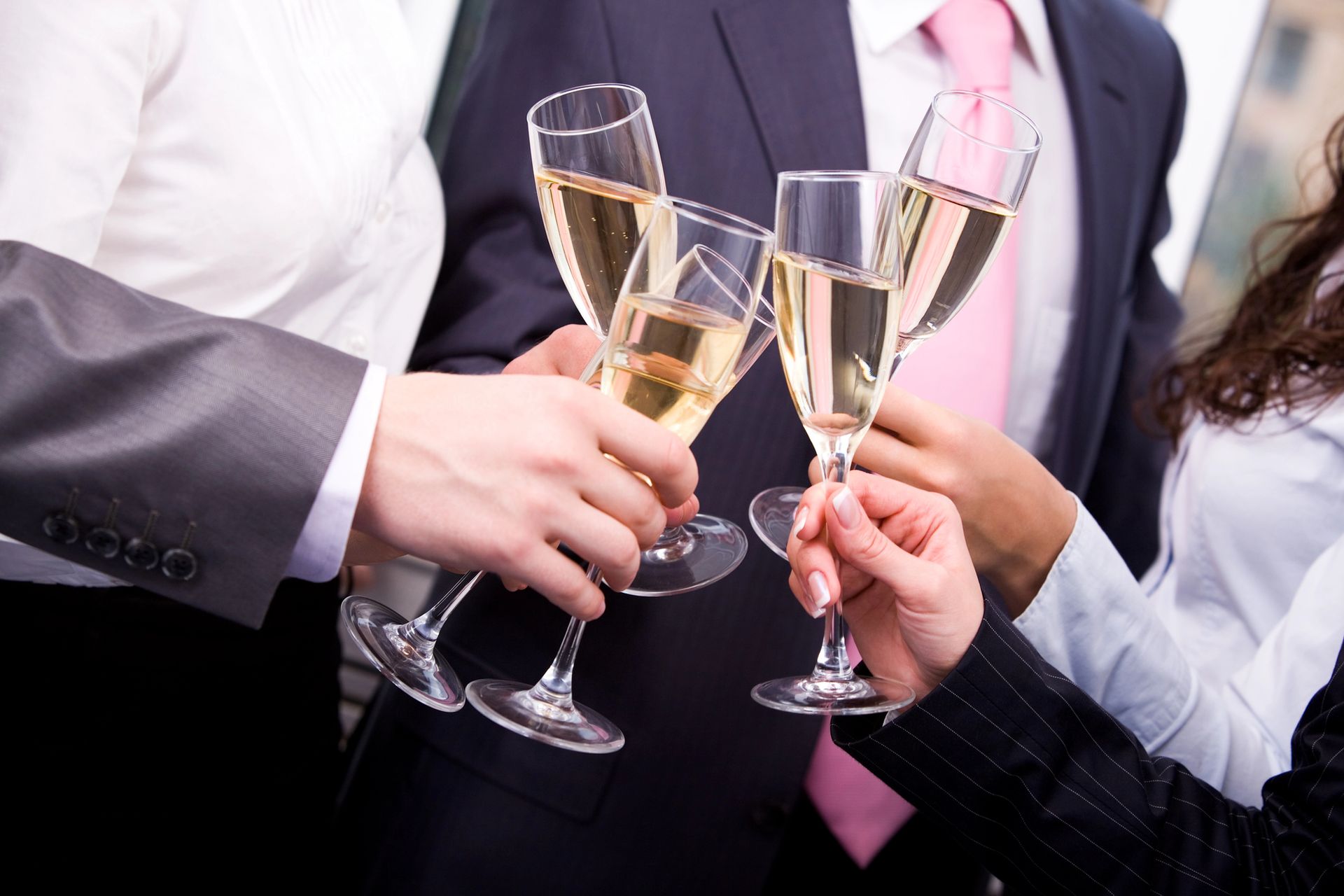 Persone che brindano con calici da champagne durante un evento.