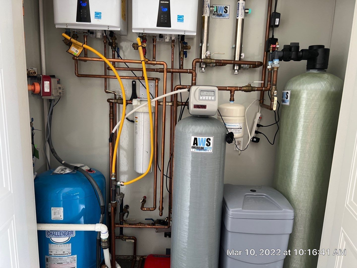 A room filled with lots of pipes and water heater