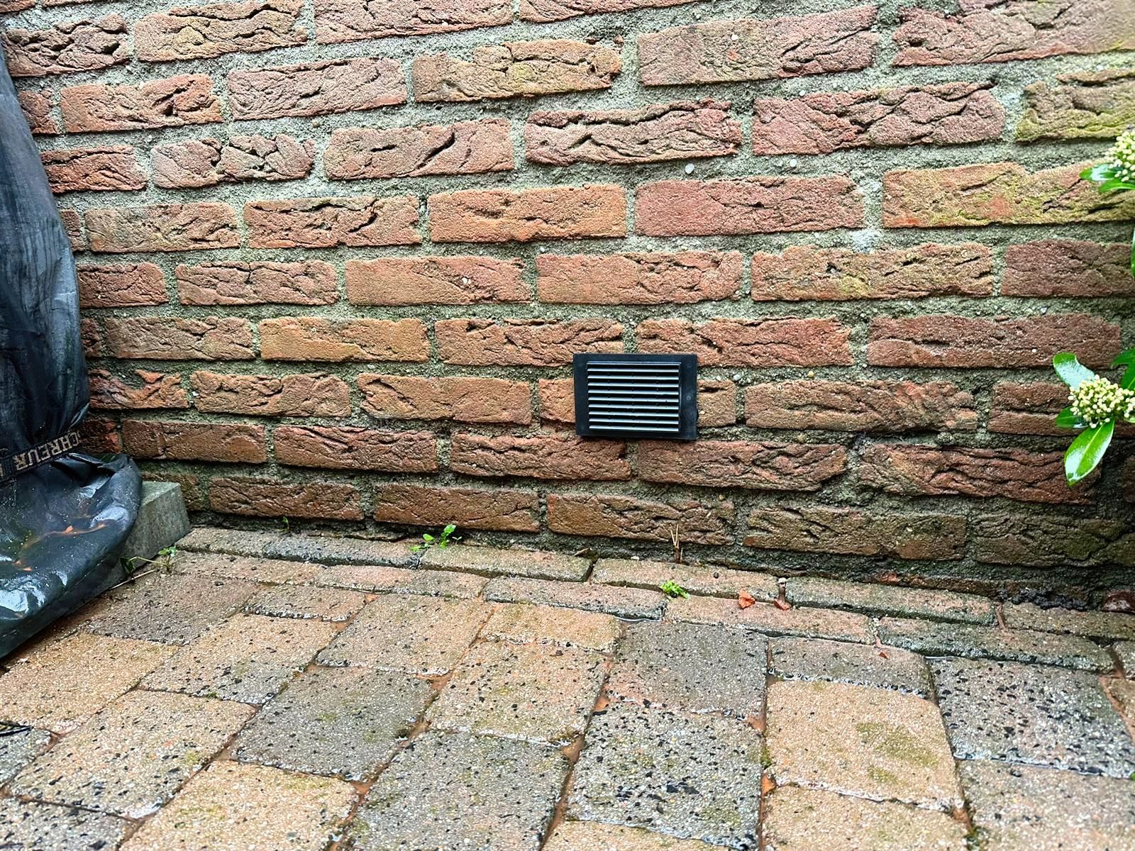 Kruipruimte ventilatie aangebracht tegen vocht en stank