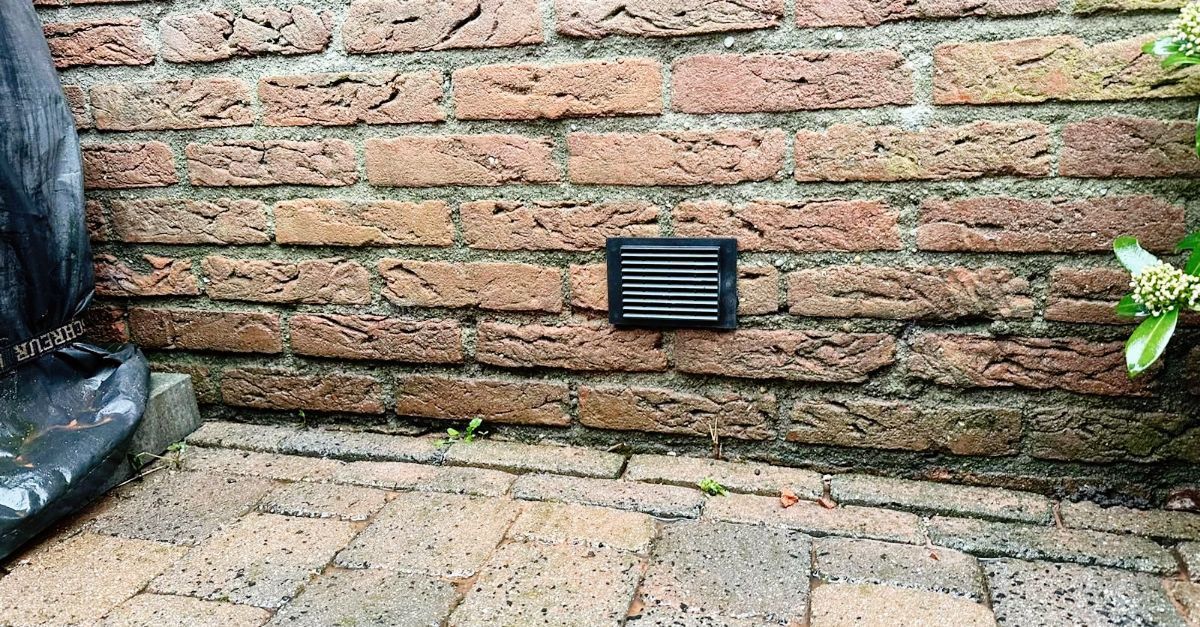 Kruipruimte ventilatie rooster op muur