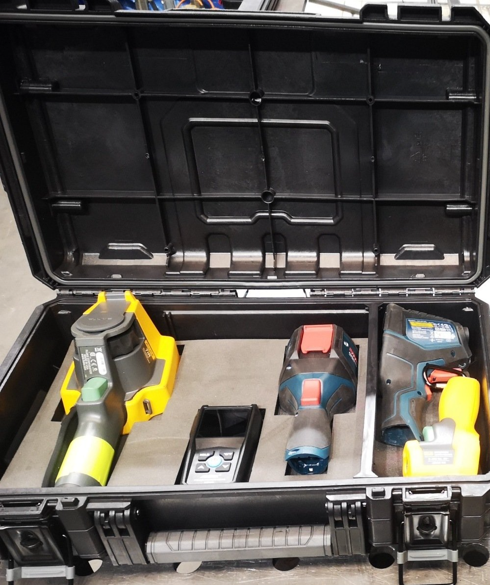 Meet apparatuur kruipruimte inspecteren