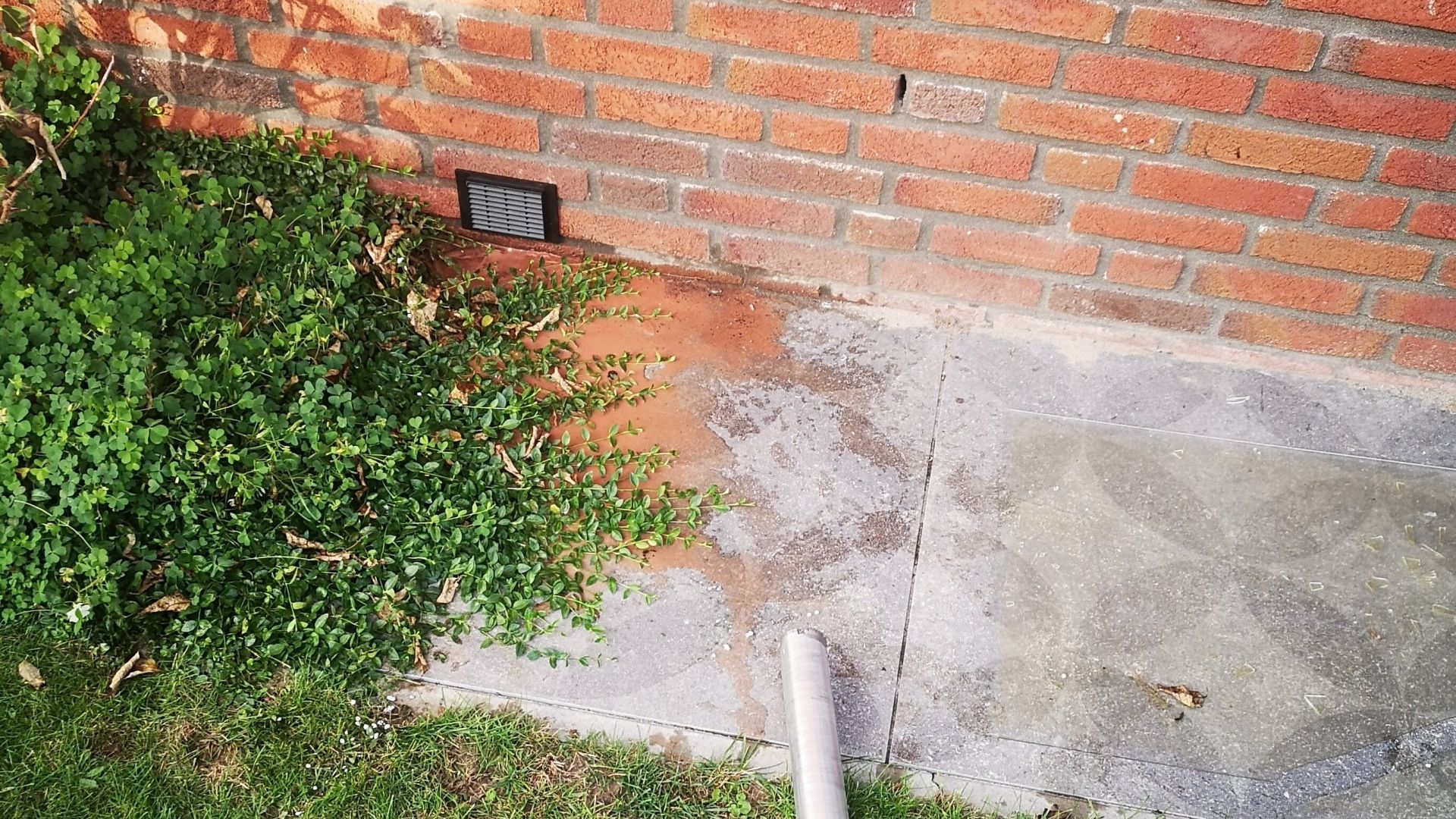 Kruipruimte ventilatie aanbrengen met renovatiekoker en ventilatie rooster, tegen vocht en stank