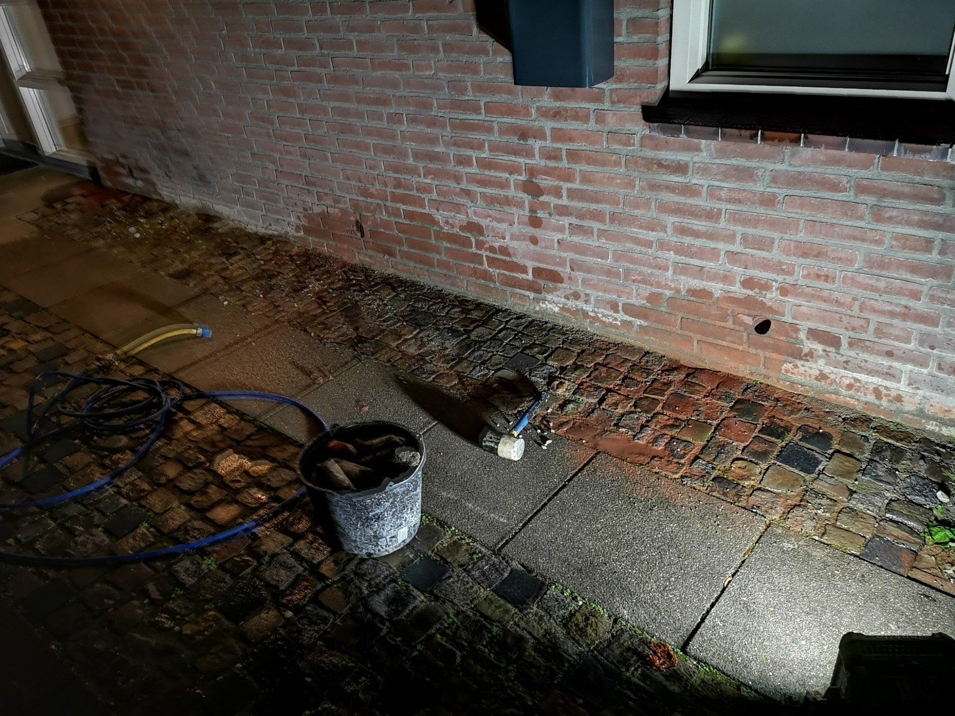 Kruipruimte ventilatie aanbrengen in het donker