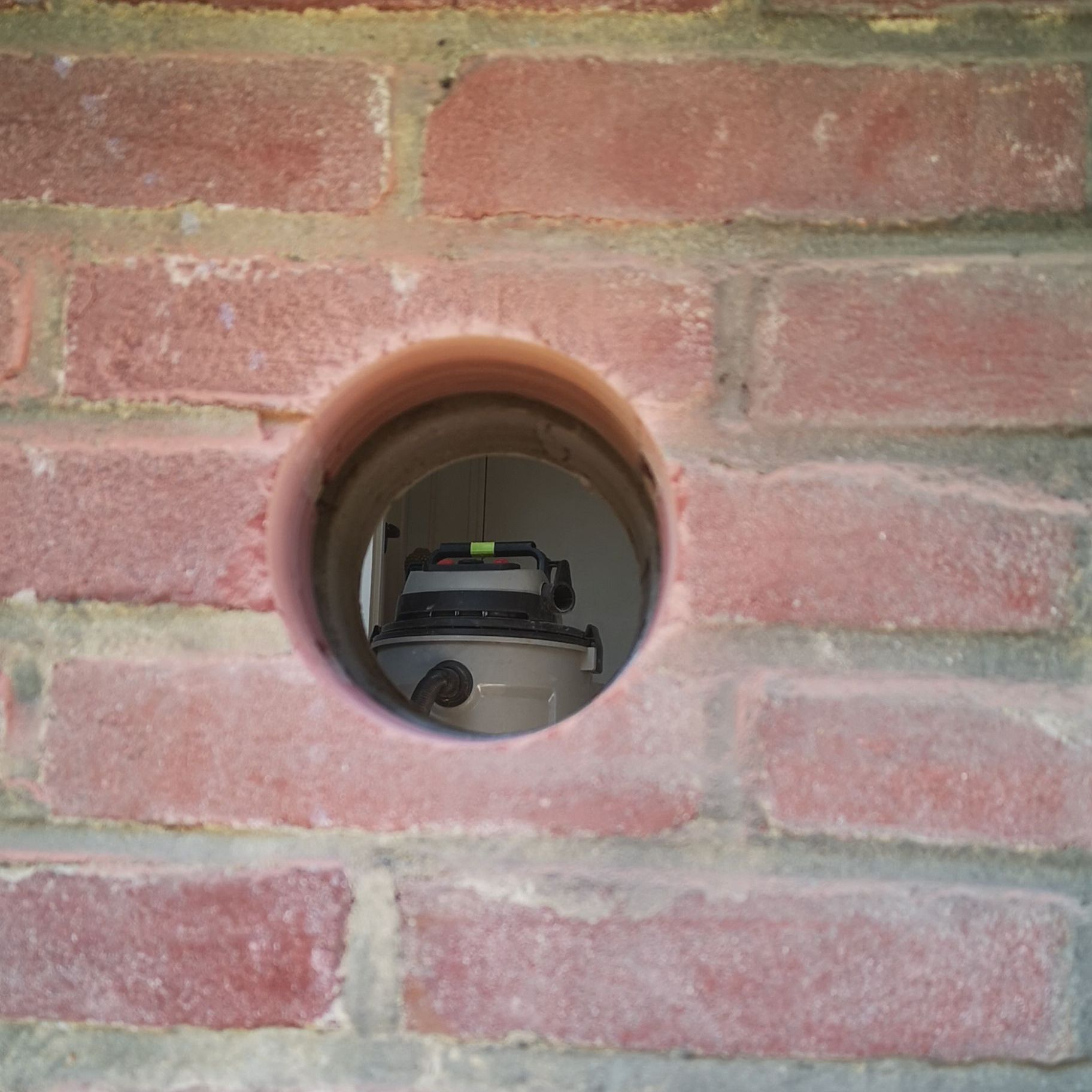 Boorgat geboord door beton Boorbedrijf Drillpro Nederland door buitenmuur