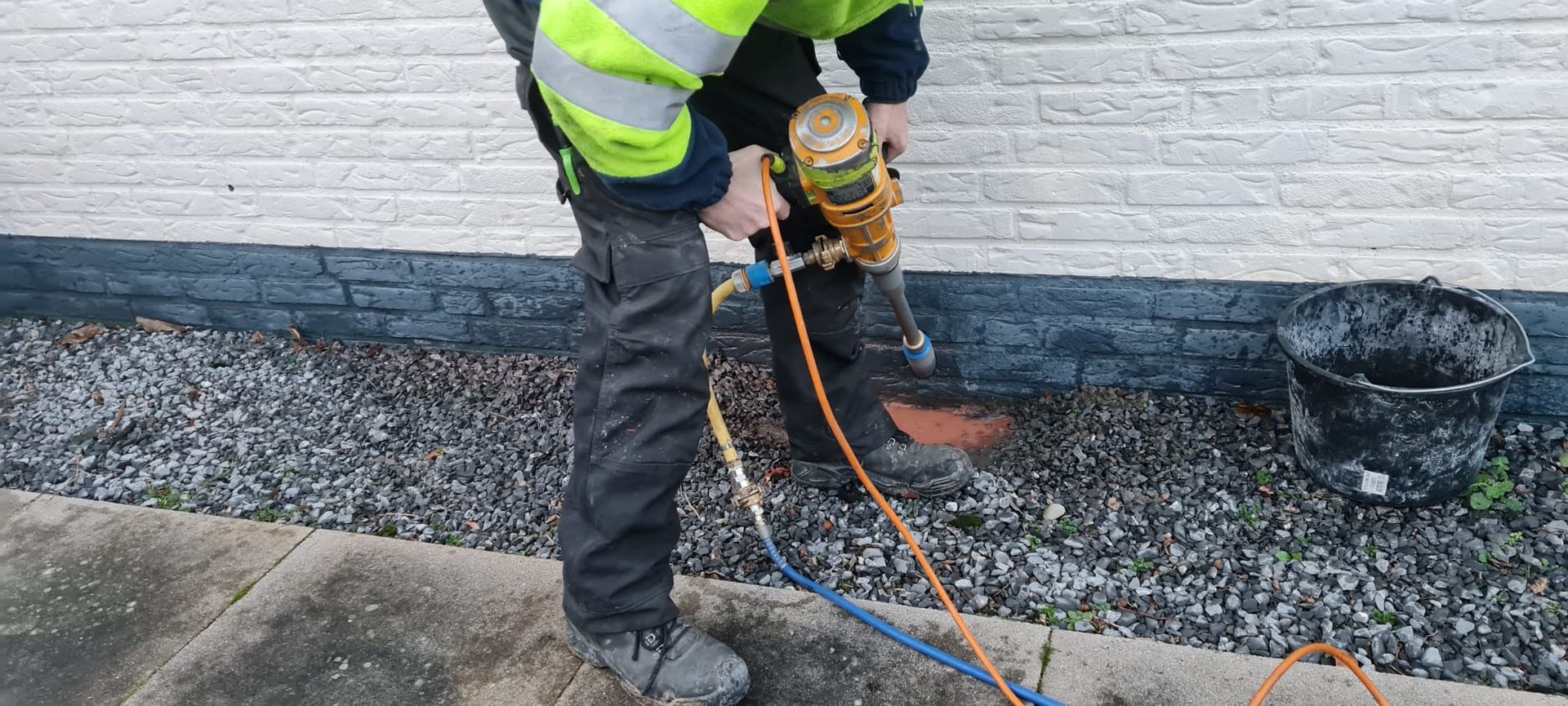 Gat geboord voor kruipruimte ventilatie te plaatsen