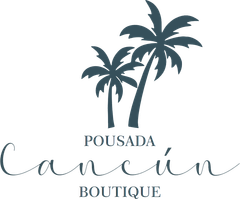 Logotipo da Pousada Cancún Boutique com duas palmeiras escuras e texto em estilo cursivo elegante.