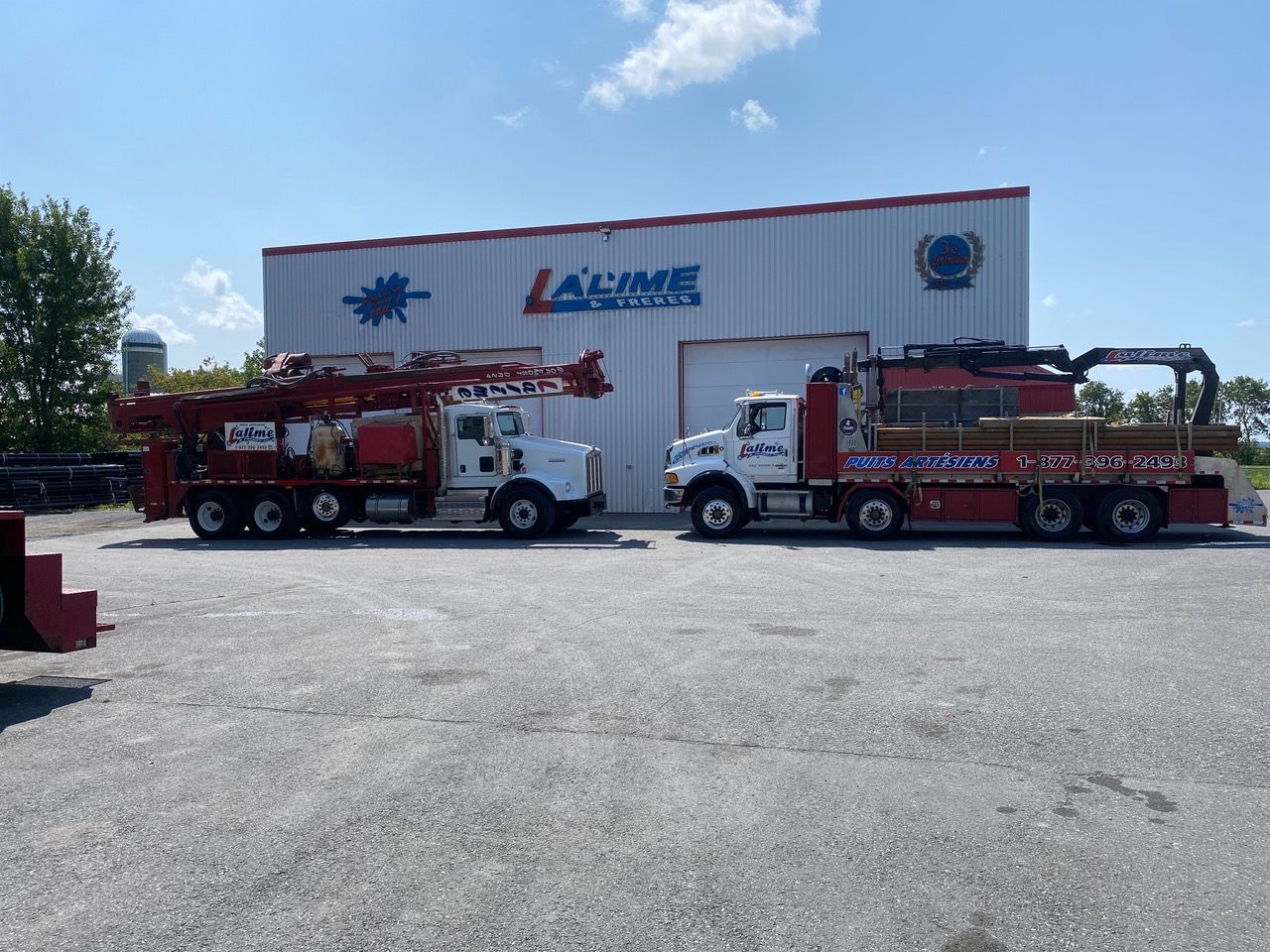 Deux camions de service devant un bâtiment où l'on peut lire « ACIME » en grandes lettres sur la façade.