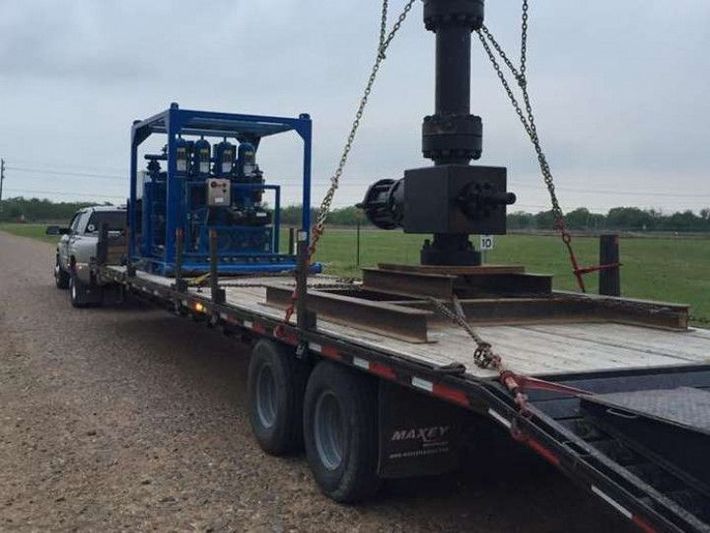 Pickup Truck With Gooseneck Loader