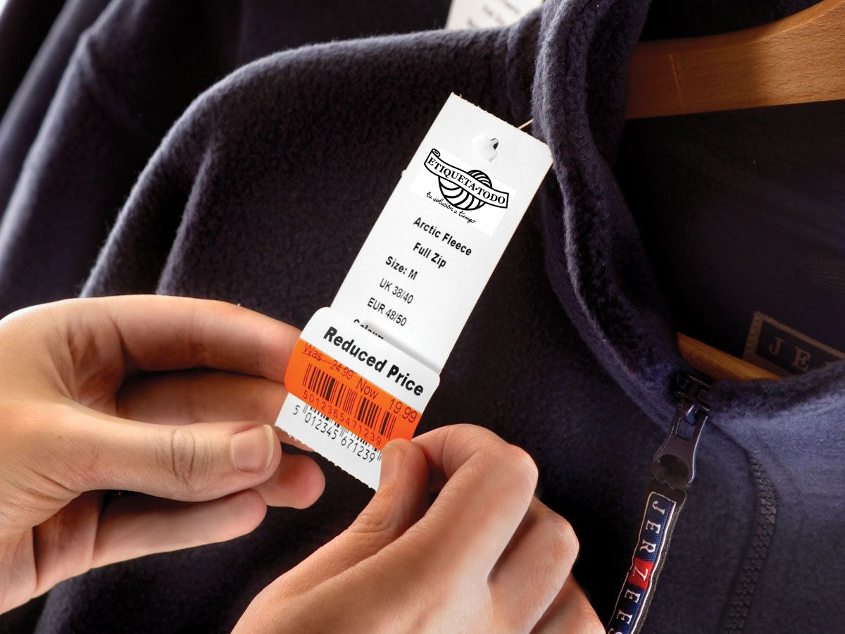 un sweater con etiqueta con precio, en un gancho y 2 manos