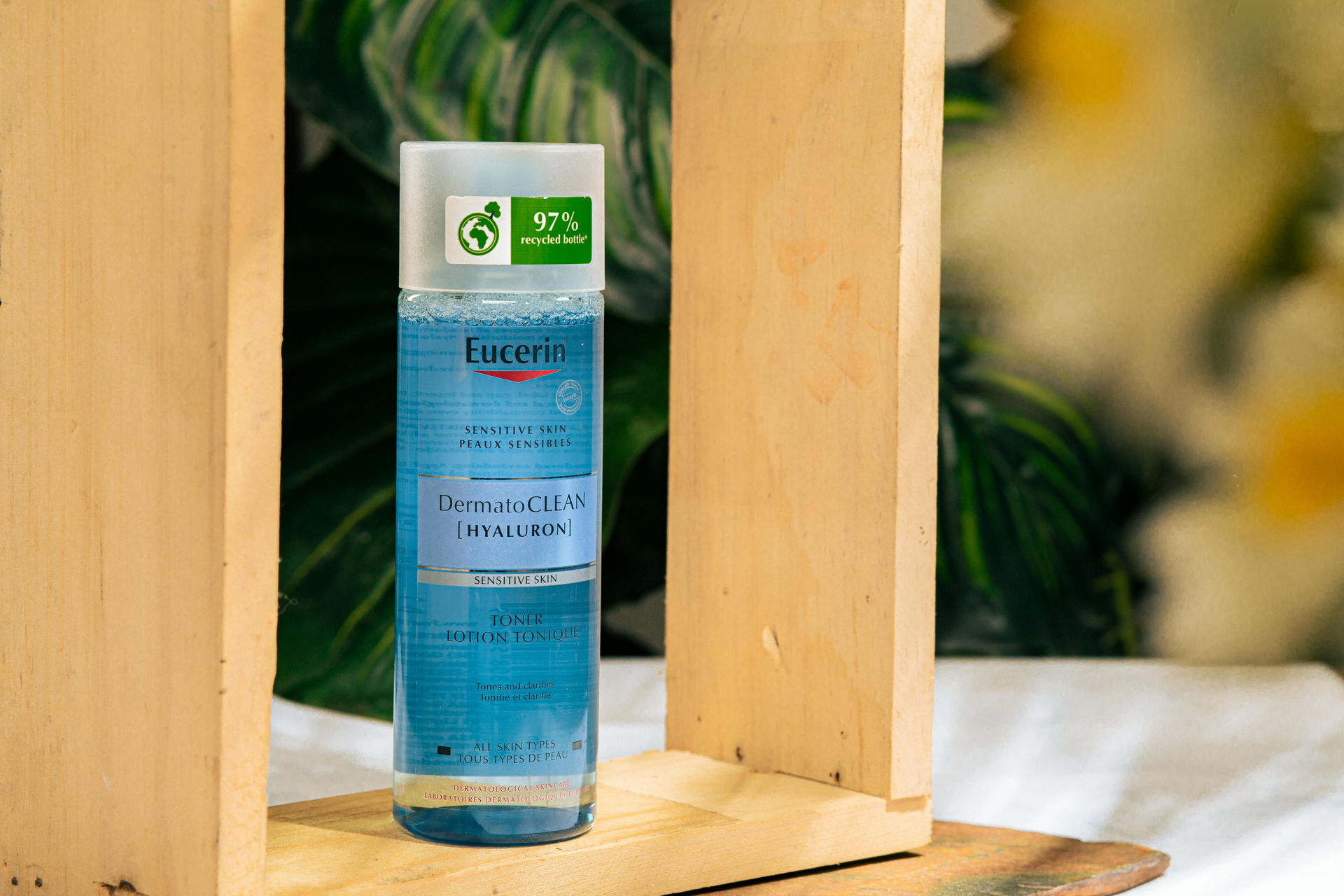 un bote de un producto cosmético con etiqueta
