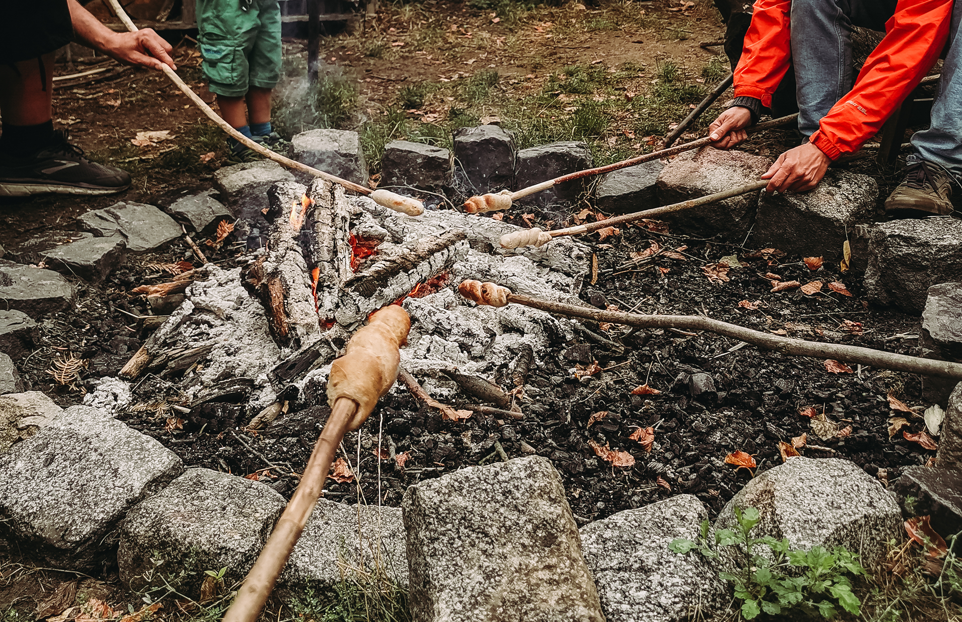 Stockbrot an der Feuerstelle