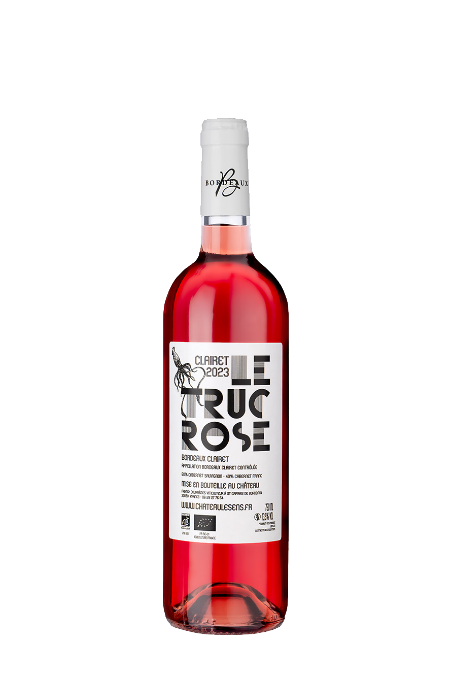 Une bouteille de vin rosé avec une étiquette blanche sur fond blanc.