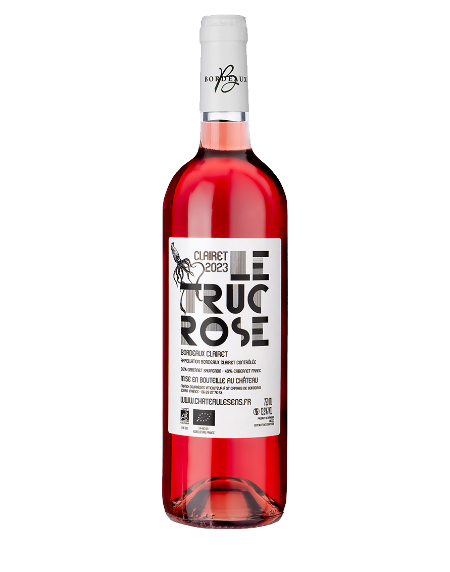 Une bouteille de vin rosé truc avec une étiquette blanche sur fond blanc.