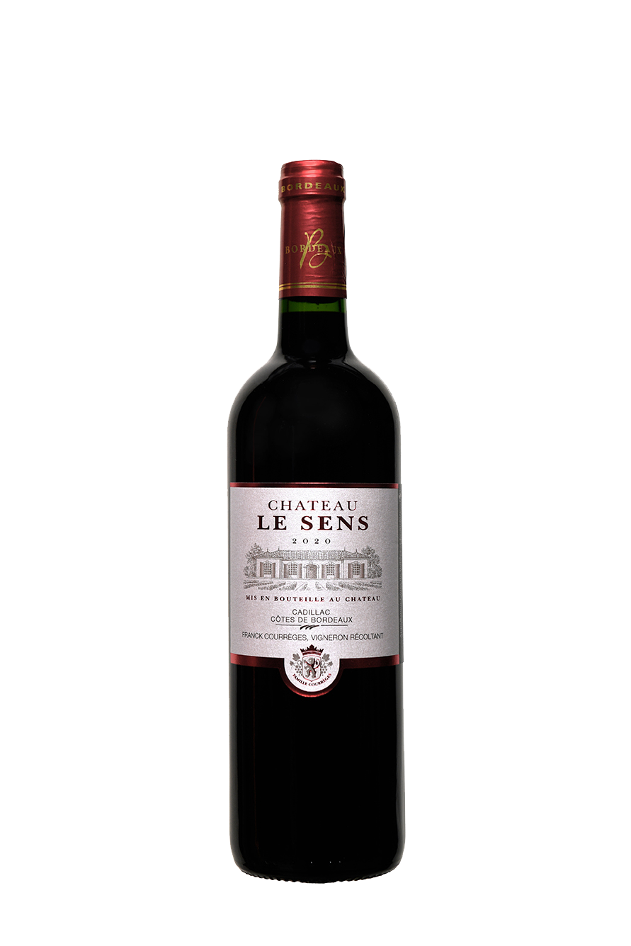 Une bouteille de vin rouge avec une étiquette blanche sur fond blanc.
