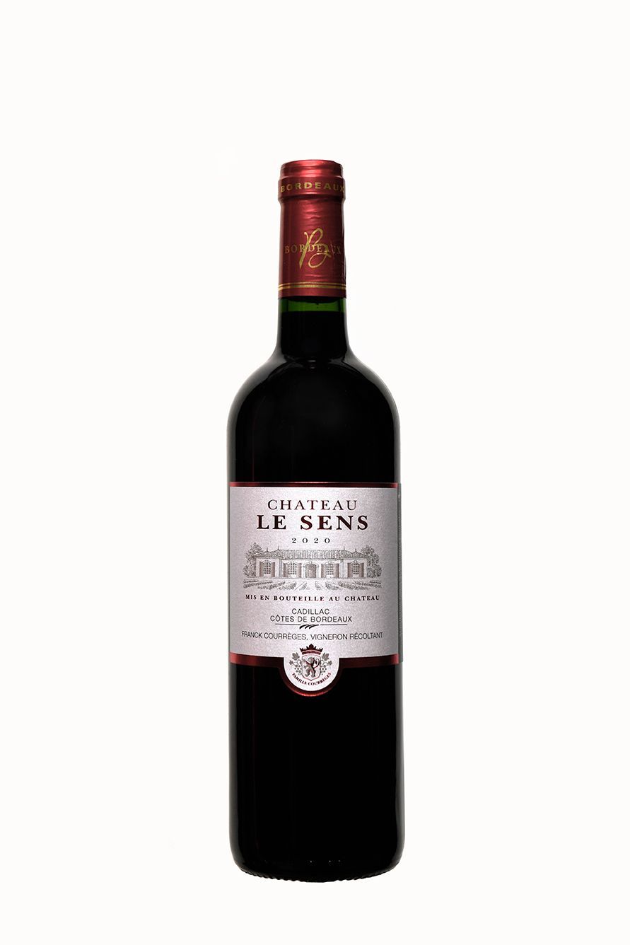 Une bouteille de vin rouge avec une étiquette blanche sur fond blanc.