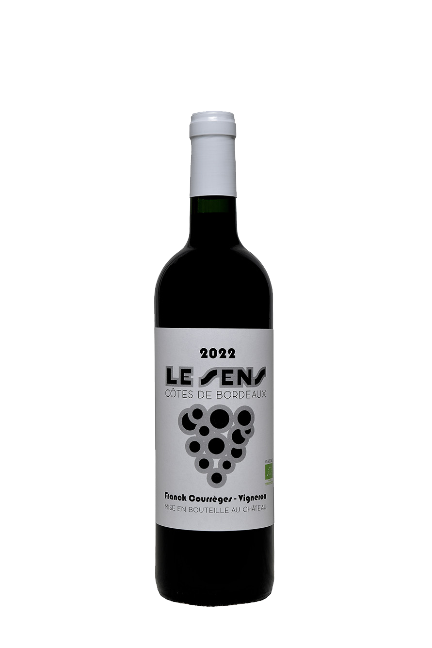 Une bouteille de vin rouge avec une étiquette blanche sur fond blanc.