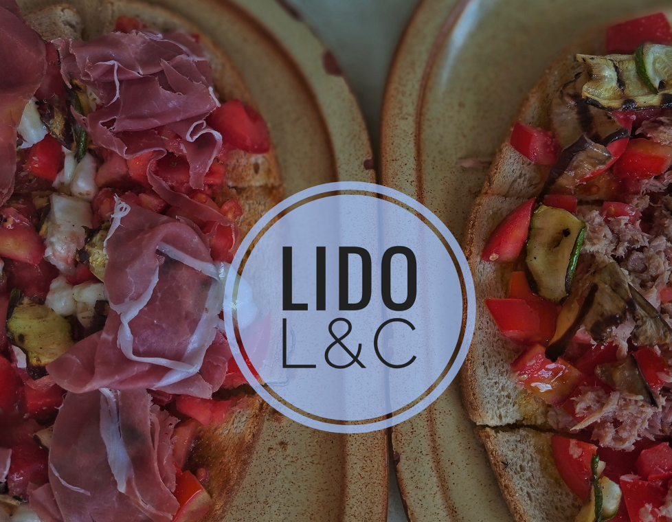 Logo sopra due pizze condite con prosciutto e pomodori, con la scritta “LIDO & C”