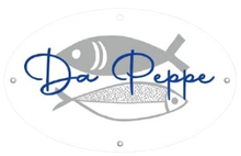 Logo blu “Da Peppe” con grafica di un pesce grigio e dettagli in posate