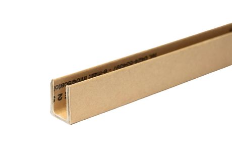 Scatola di cartone allungata con etichetta stampata, mostrata su sfondo bianco.