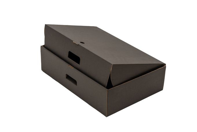 Scatola da scarpe marrone scuro con coperchio, vista di profilo su sfondo bianco.
